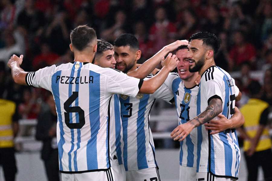 Jogadores da Argentina celebram gol contra Indonédia