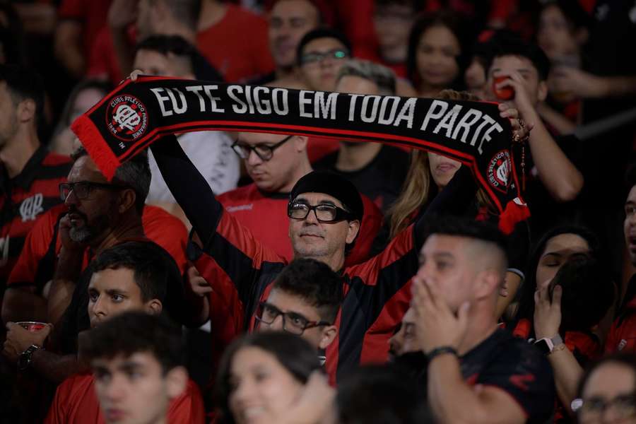 Fodbold-fans i kampen mellem Athletico Paranaense og Cruzeiro i den bedste brasilianske række