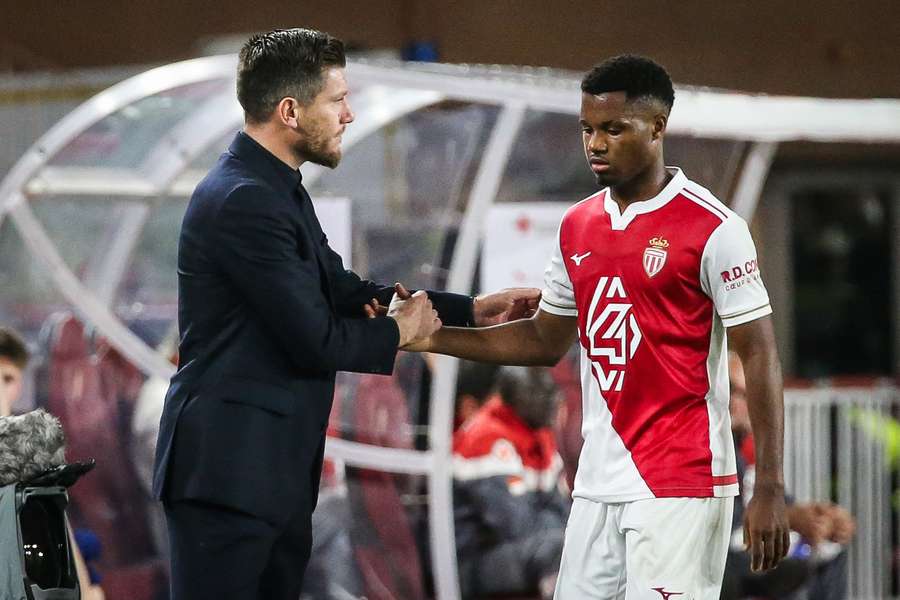 Ansu Fati y Sébastien Pocognoli en el Mónaco-Tottenham