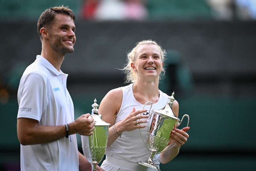 Verbeek a Siniaková s wimbledonskými trofejemi.