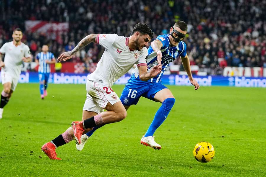 Isaac Romero maakte in het begin van de tweede helft twee treffers voor Sevilla