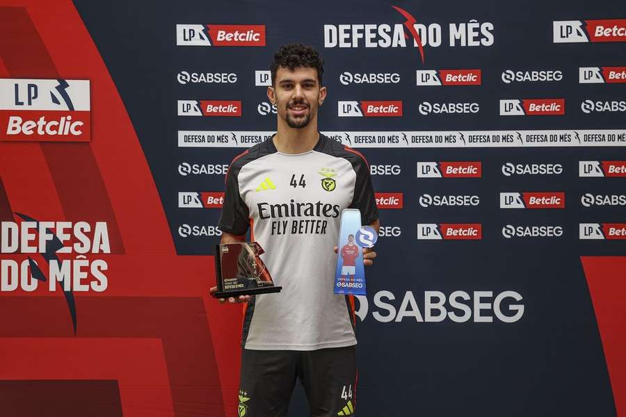 Tomás Araújo com a distinção da Liga