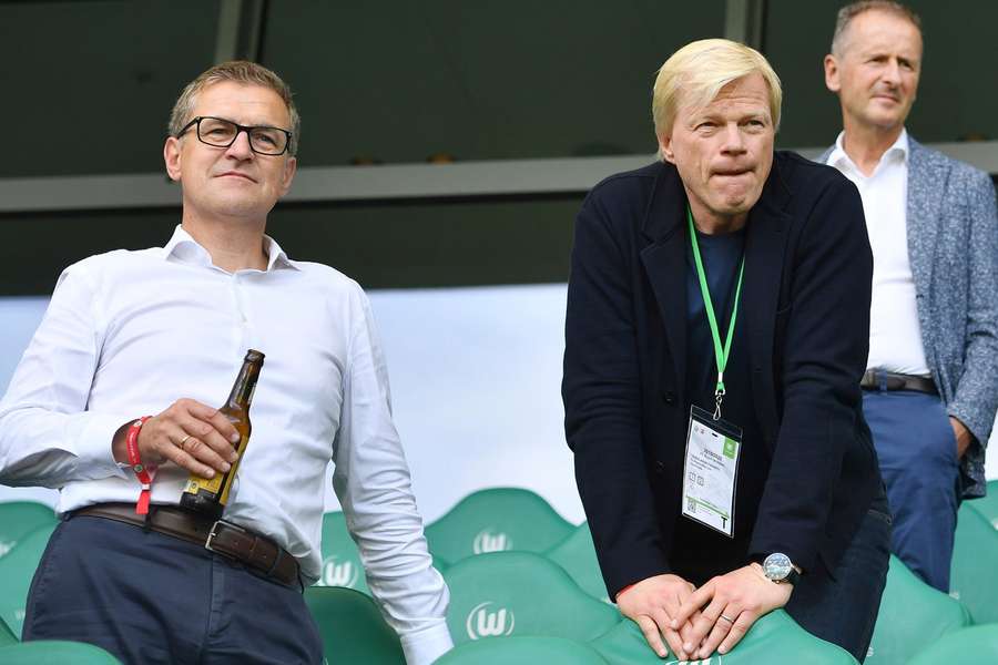 Jan-Christian Dreesen ao lado de Oliver Kahn em Wolfsburg.