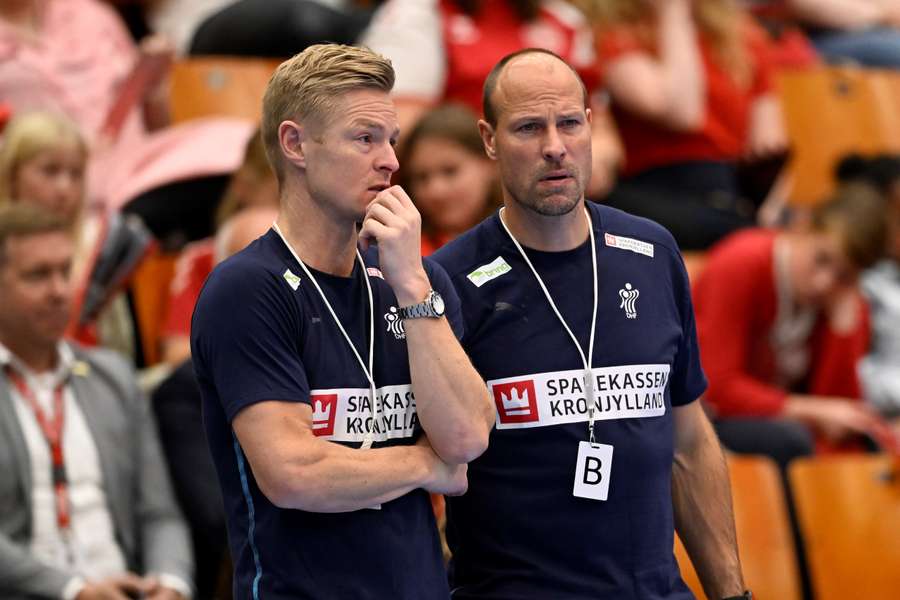 Landstræner Jesper Jensen (til venstre) regner med at have alle spillere klar onsdag.