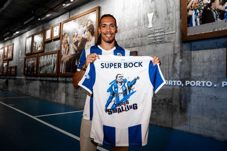 Chris Smalling assinou pelo FC Porto até final da época, com mais um ano de opção Chris Smalling assinou pelo FC Porto até final da época, com mais um ano de opção