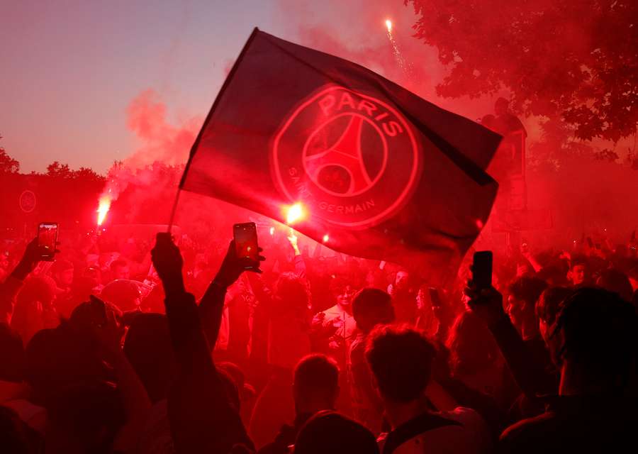 PSG fans celebrate their first goal in the country De Saint-Cloud PSG fans celebrate their first goal in the country De Saint-Cloud