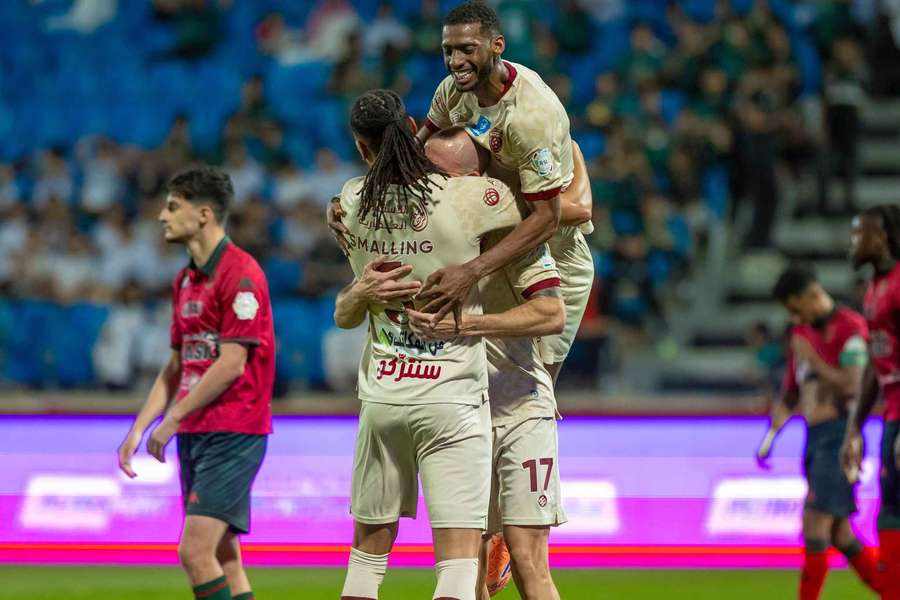 Os festejos do Al Fayha após o golo de Chris Smalling