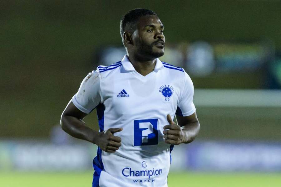 Nikão emociona torcida do Cruzeiro ao dedicar gol à mãe falecida