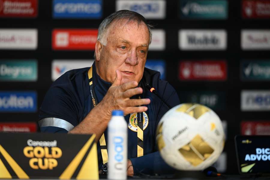 Dick Advocaat has decided to step down as Curaçao manager