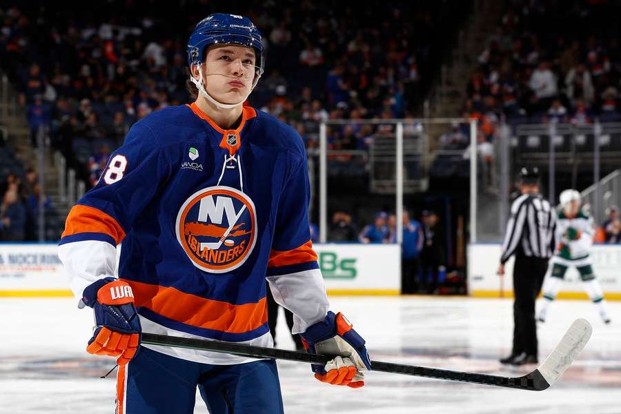 Matthew Schaefer został najmłodszym strzelcem gola w dogrywce w NHL Matthew Schaefer został najmłodszym strzelcem gola w dogrywce w NHL