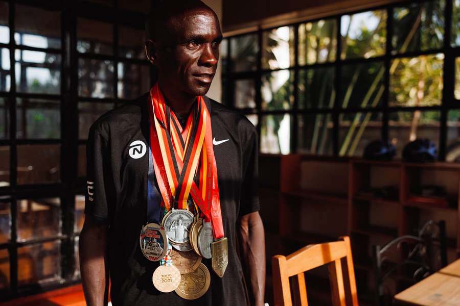 Eliud Kipchoge posa con todas sus medallas de 'Majors'.