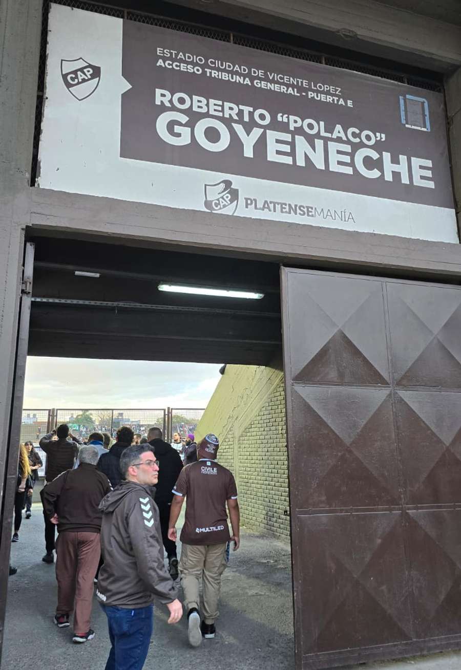 A entrada do estádio, na rua, deixa os torcedores de frente para o campo