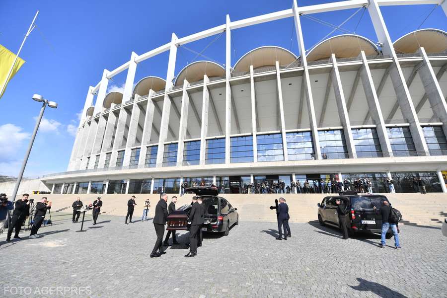 Momentul în care sicriul lui Mircea Lucescu este adus la Arena Națională Momentul în care sicriul lui Mircea Lucescu este adus la Arena Națională