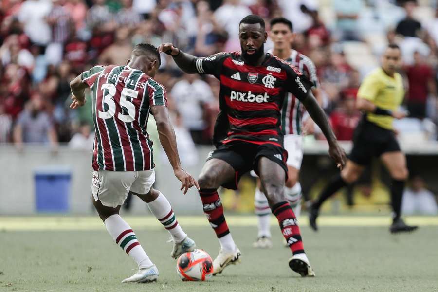 Gerson durante disputa de bola com Hércules