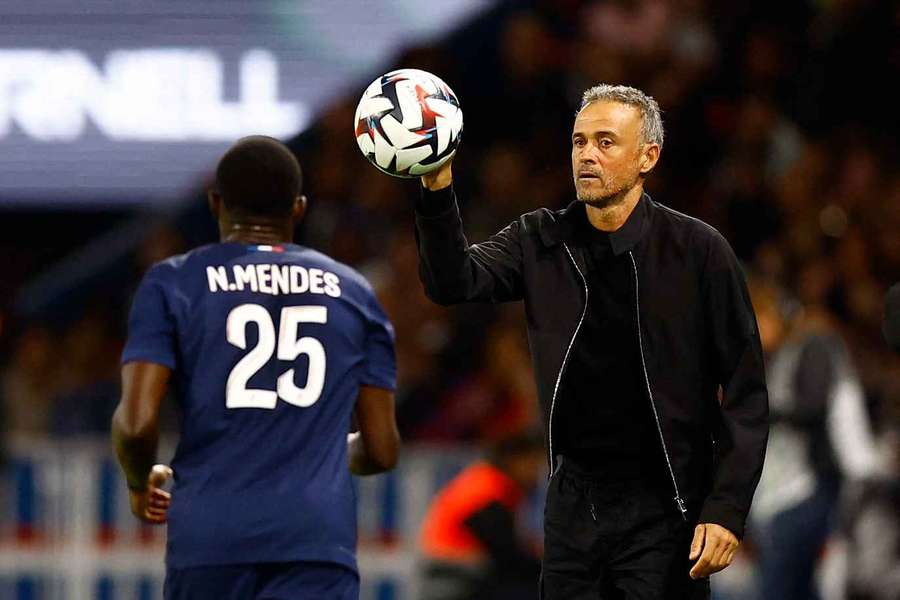 Enrique hands the ball to Nuno Mendes