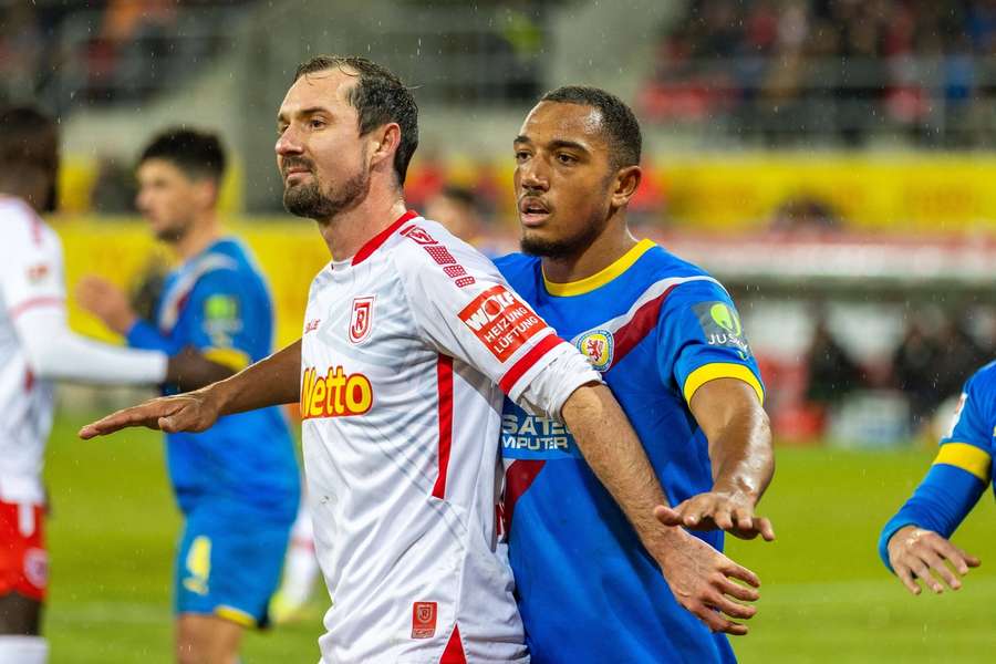 Sebastian Nachreiner (links) in einem Ligaspiel gegen Eintracht Braunschweig