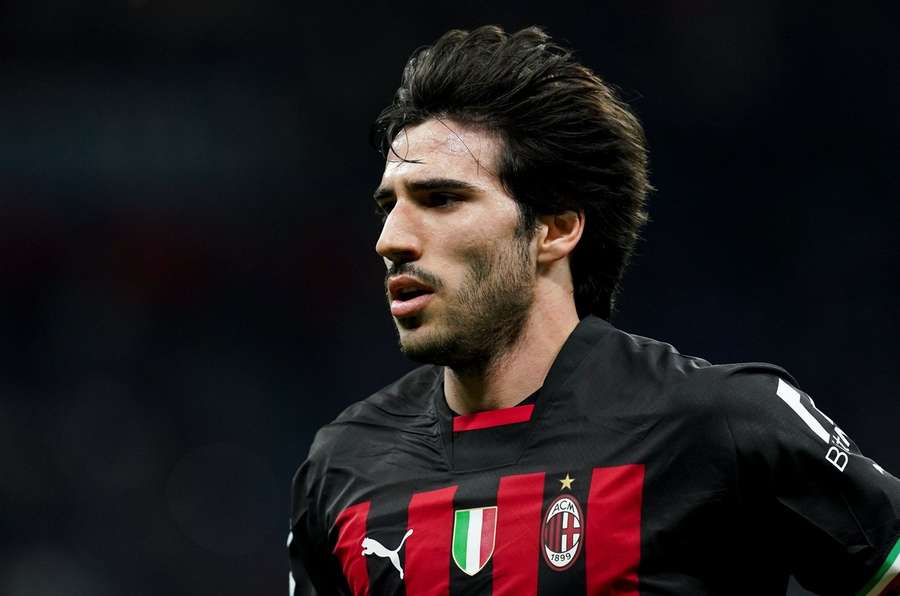 Tonali ufficiale al Newcastle, il Milan saluta il centrocampista