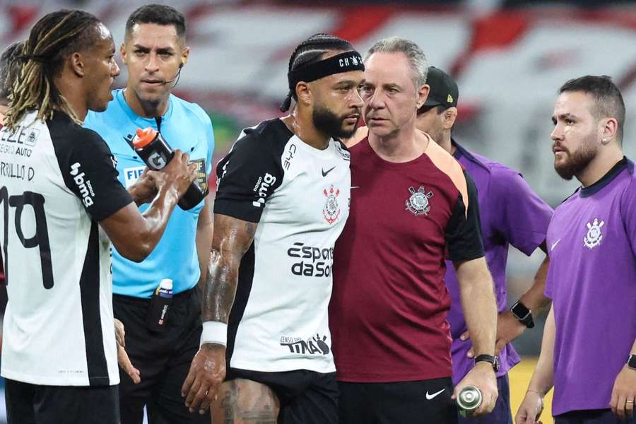 Memphis sentiu um incômodo na coxa direita