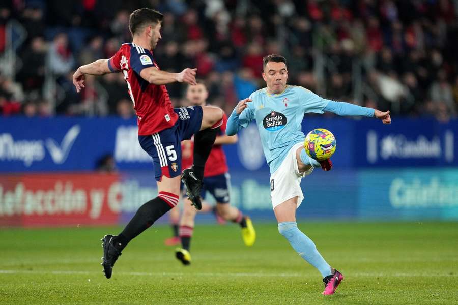 Lance entre David García y Iago Aspas en un Osasuna-Celta Lance entre David García y Iago Aspas en un Osasuna-Celta