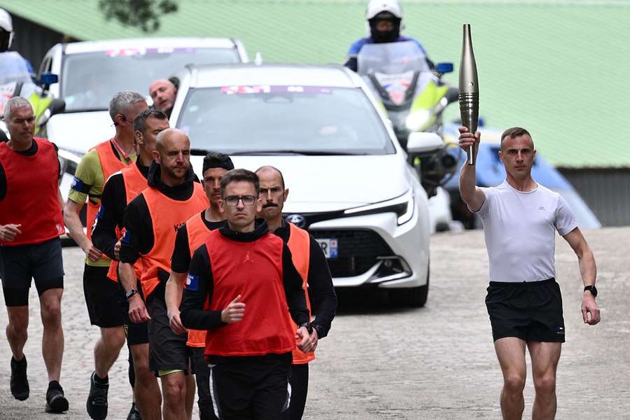 Polícias participam numa sessão de treino para testar os planos de segurança para a cerimónia de passagem da tocha olímpica