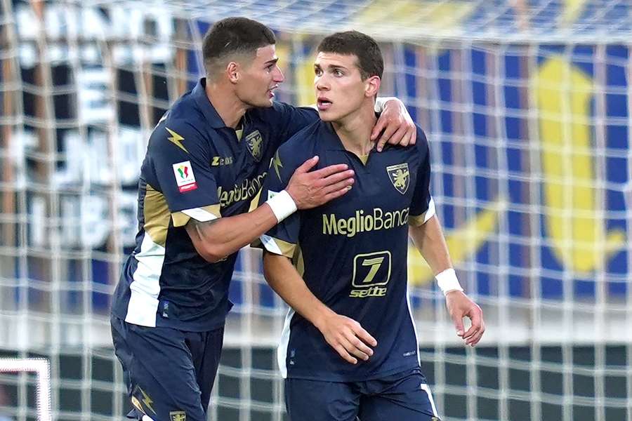 L'esultanza dei giocatori del Frosinone dopo il gol