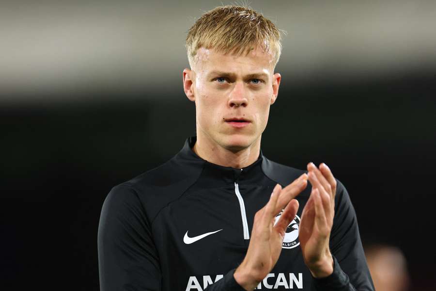 Jan Paul van Hecke warming up ahead of kick-off