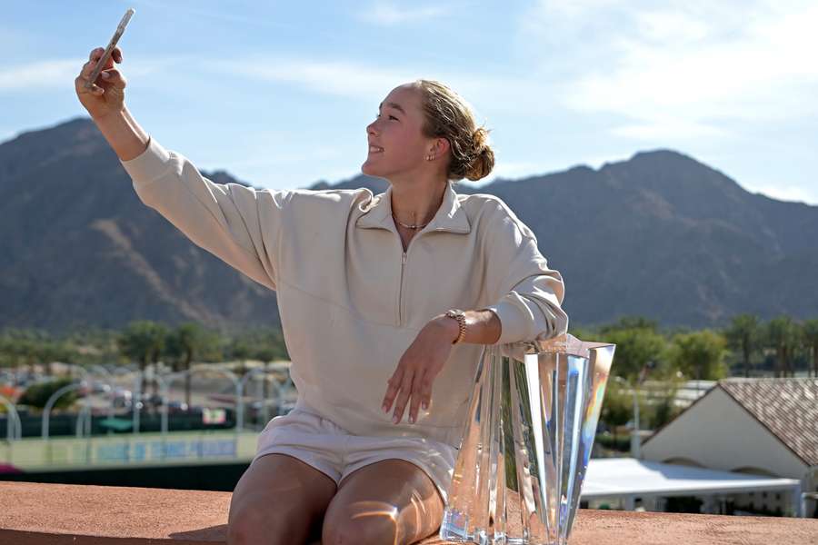Mirra Andreeva, selfie cu trofeul de la Indian Wells