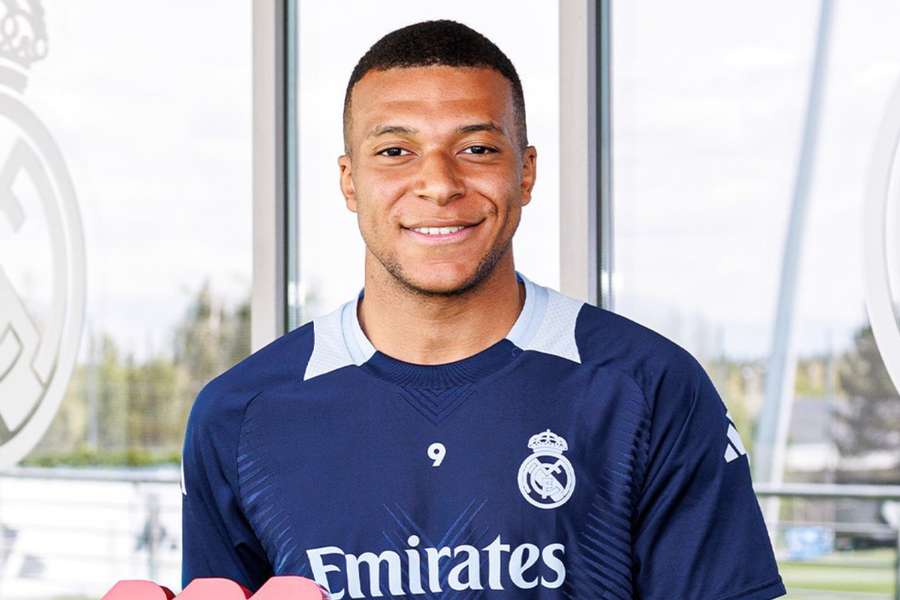 Kylian Mbappé vence prêmio de melhor da temporada