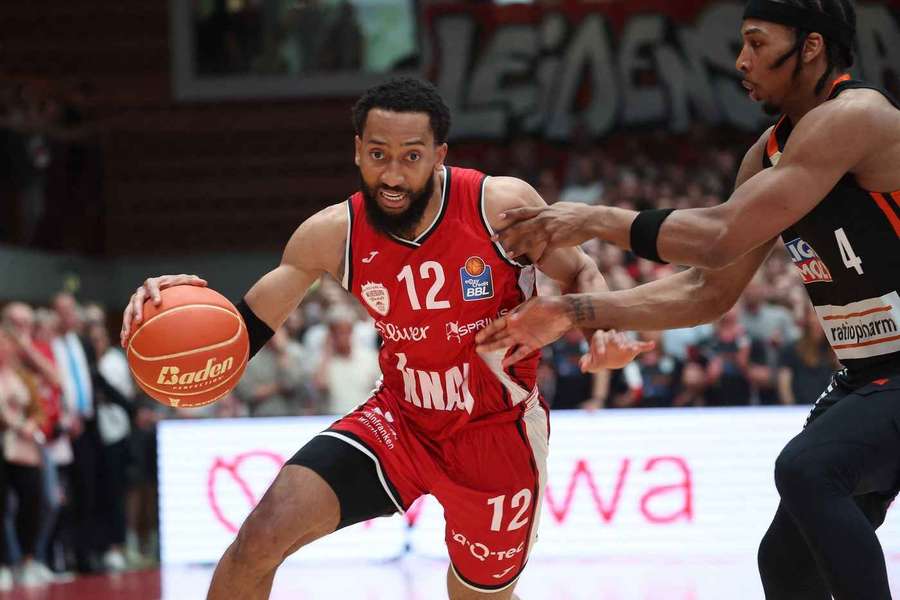 Davion Mintz (l.) führte Würzburg mit 21 Punkten zum Sieg