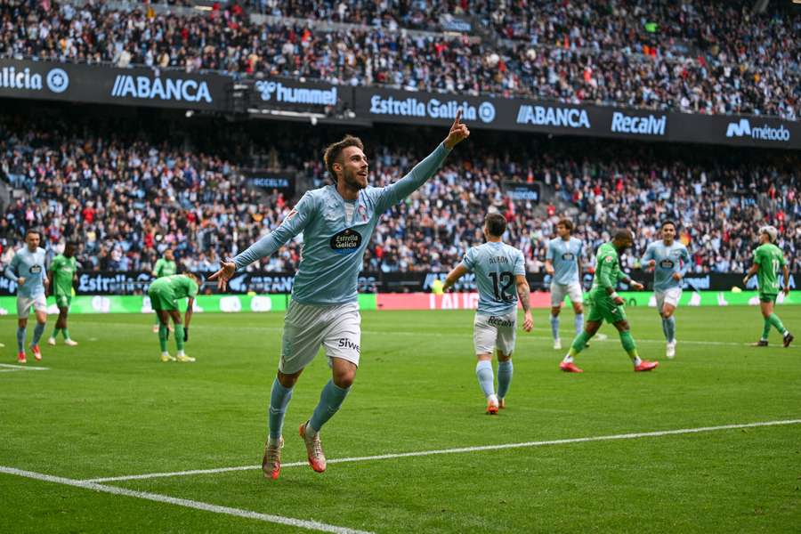 Obránce Celty Vigo Óscar Mingueza vyrovnával v zápase s Leganés na 1:1.