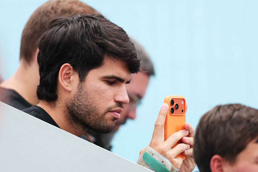 Alcaraz grabando a su hermano durante el partido