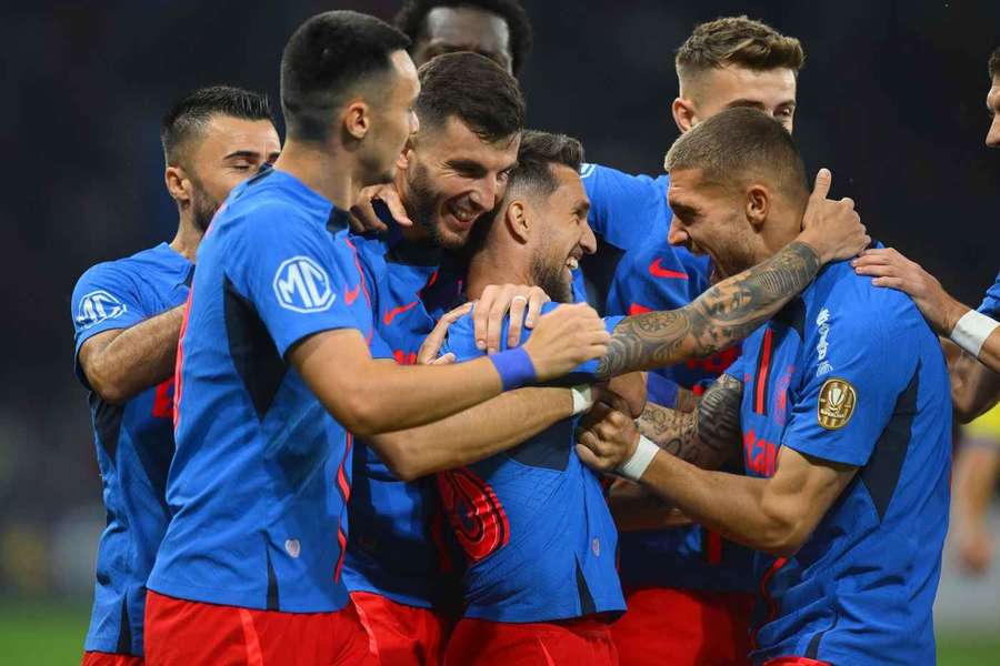 FCSB sărbătorește un gol în meciul cu  Petrolul Ploiești