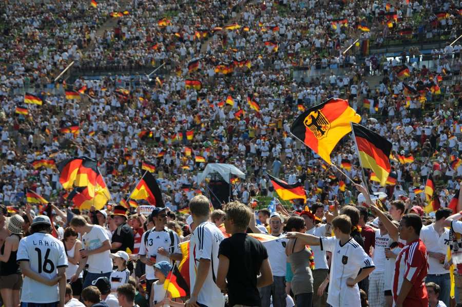 Záplava tradičních bílých dresů německých fanoušků.