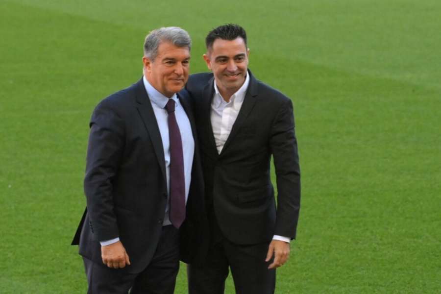 Joan Laporta y Xavi Hernández en el Camp Nou