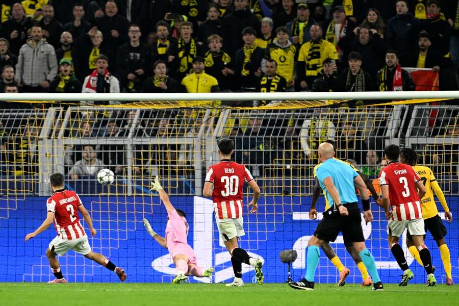 Unai Simón no puede detener el disparo de Svensson en el primer gol del Dortmund
