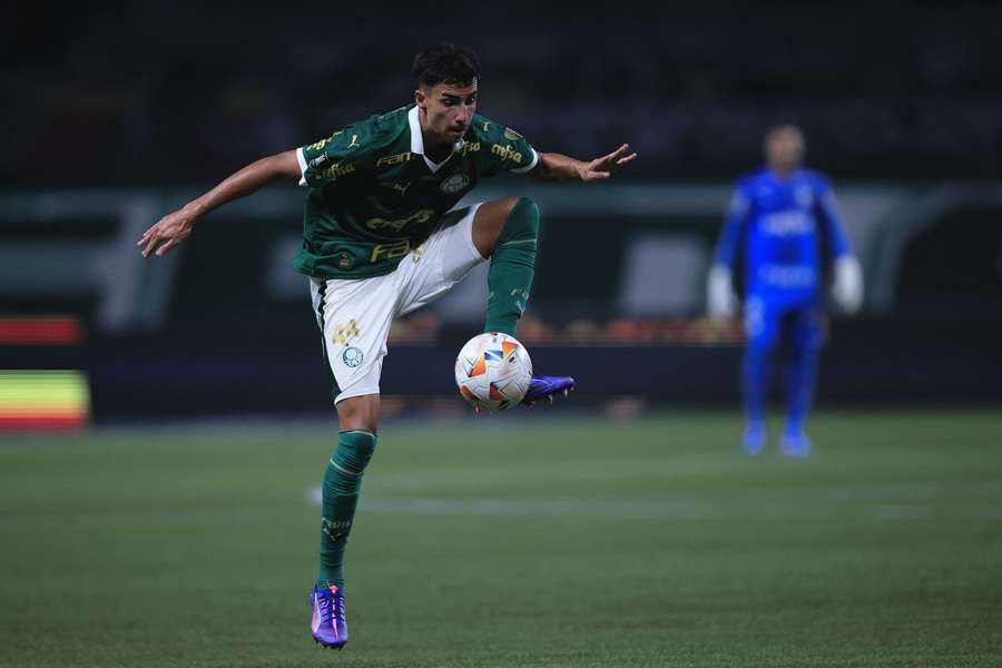 Vitor Reis com a camisola do Palmeiras