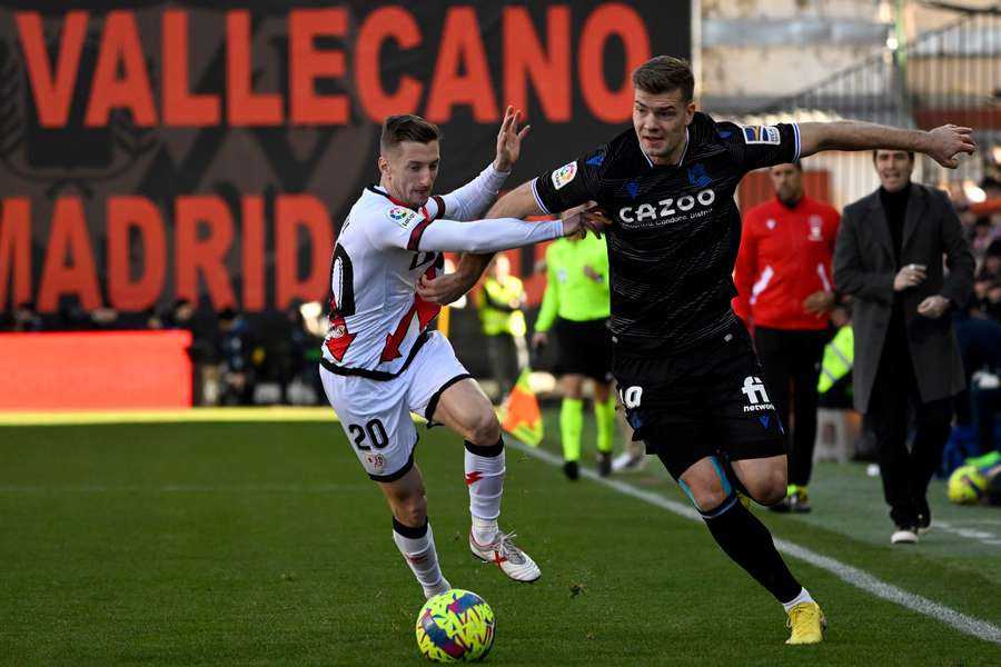 Ivan Balliu (L) probeert Alexander Sørloth af te stoppen