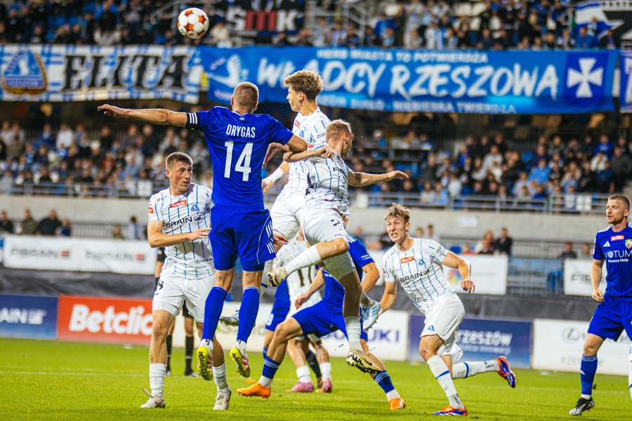 Remisy drużyn goniących krakowskich liderów, kolejne zwycięstwo Miedzi Legnica