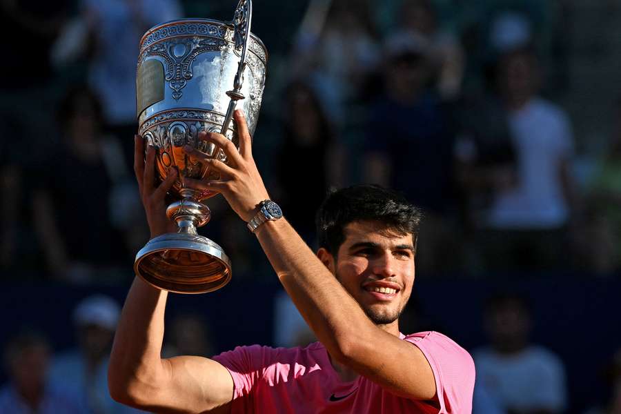 Alcaraz levanta a taça do ATP 250 de Buenos Aires