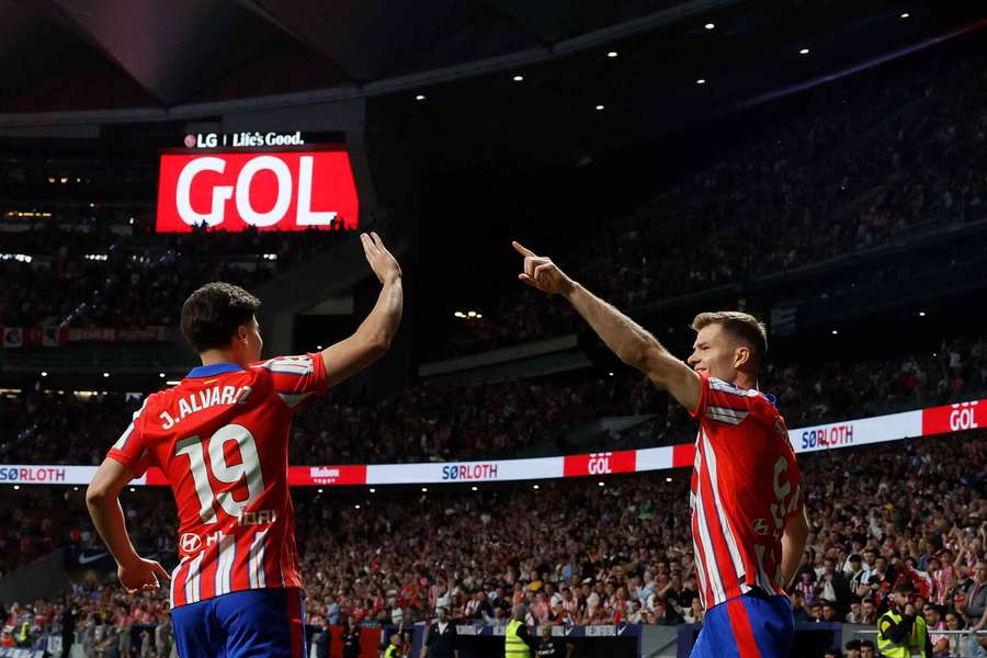 Sorloth y Julián Álvarez celebran el gol del primero