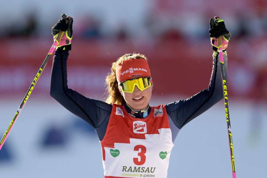 Nathalie Armbruster freut sich beim Zieleinlauf über den nächsten Podestplatz.