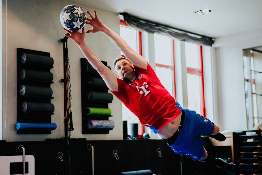 Manuel Neuer tem feito exercícios específicos de guarda-redes, em ginásio, para acelerar a recuperação