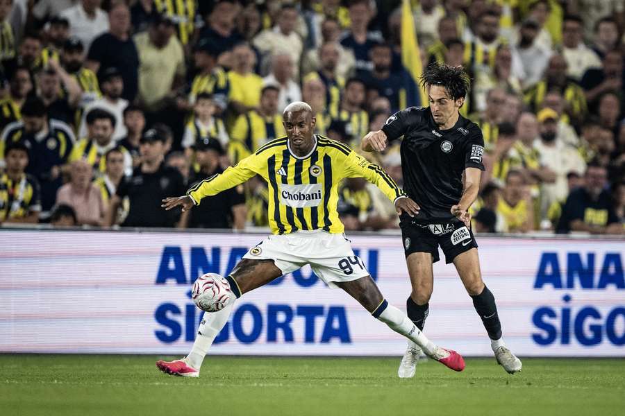 Albert Vallci (re.) hatte gegen Fener alle Hände voll zu tun Albert Vallci (re.) hatte gegen Fener alle Hände voll zu tun