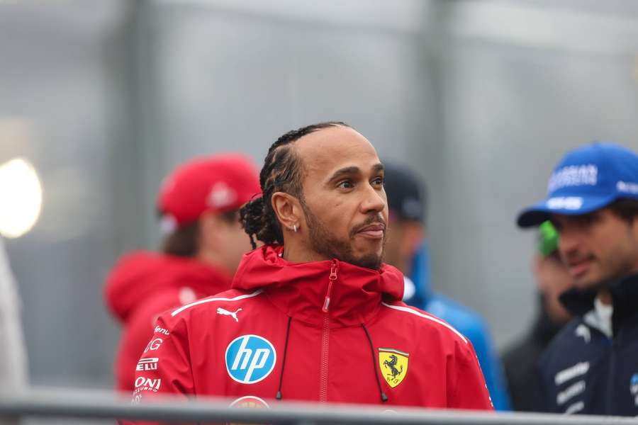 Hamilton e Ferrari sob pressão no início