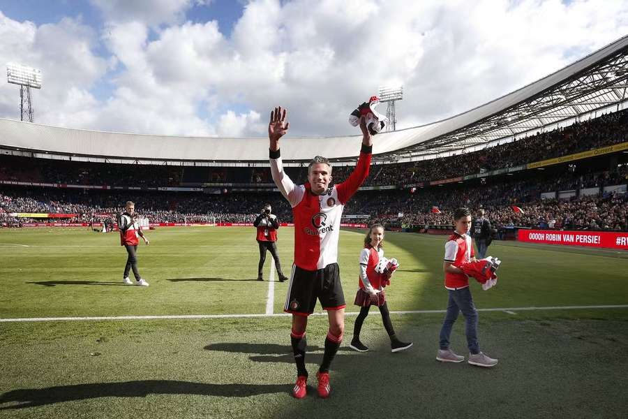 Robin van Persie żegna się z fanami Feyenoordu po swoim ostatnim meczu dla klubu w 2019 roku. Robin van Persie żegna się z fanami Feyenoordu po swoim ostatnim meczu dla klubu w 2019 roku.