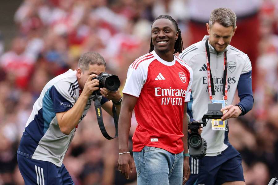 Eberechi Eze présenté à l'Emirates Stadium ce samedi.