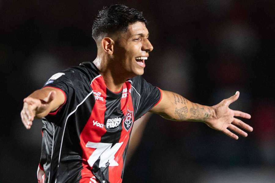 Vitória contou com falhas cruciais do Coxa ainda no começo do duelo