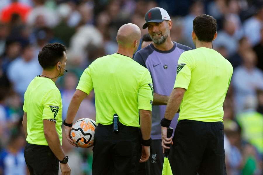 Klopp tentou acalmar o confronto entre De Zerbi e os árbitros 