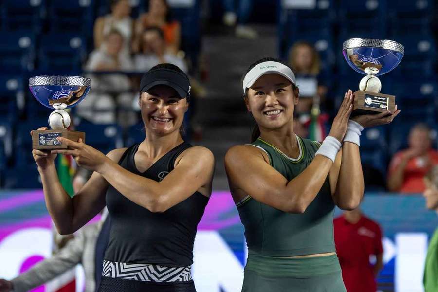  Monica Niculescu și Hanyu Guo cu trofeul de la Monterrey