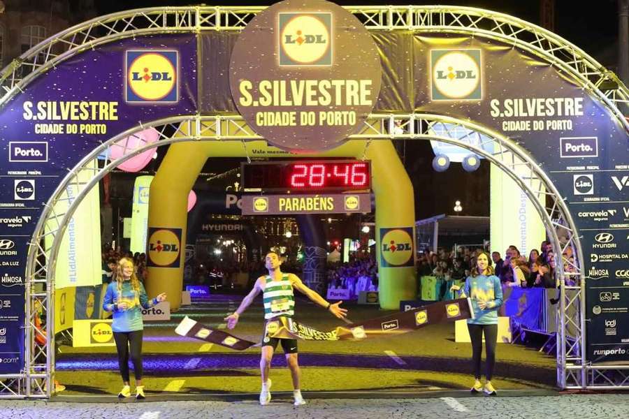 Rui Silva no momento em que corta a meta